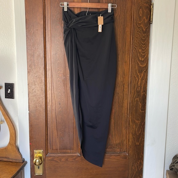 SKIMS Signature Swim Sarong Skirt - Picture 2 of 3